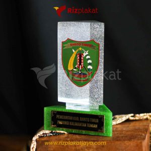 Plakat Resin Elegan dengan Dudukan Hijau Eksklusif